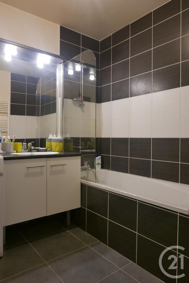 Appartement T3 à louer - 3 pièces - 64.9 m2 - CRUSEILLES - 74 - RHONE-ALPES - Century 21 Croisée Des Chemins