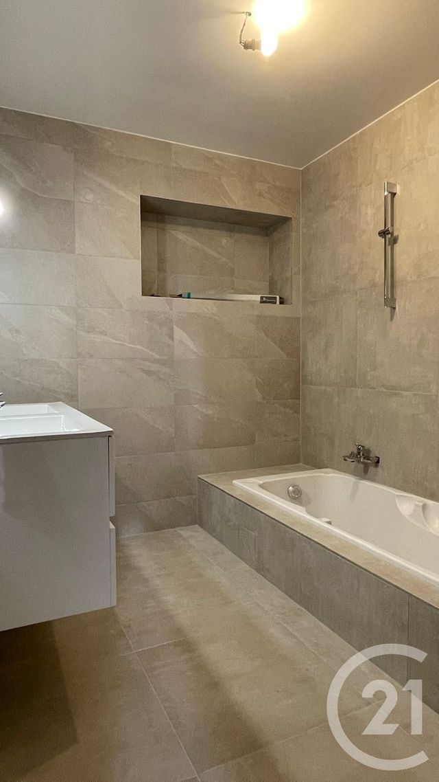 Appartement T2 à louer - 2 pièces - 46.63 m2 - CRUSEILLES - 74 - RHONE-ALPES - Century 21 Croisée Des Chemins