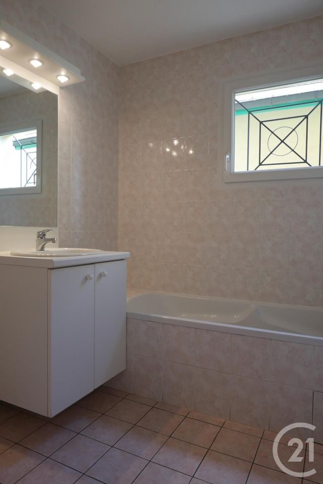 Appartement T4 à louer - 4 pièces - 74.45 m2 - CRUSEILLES - 74 - RHONE-ALPES - Century 21 Croisée Des Chemins
