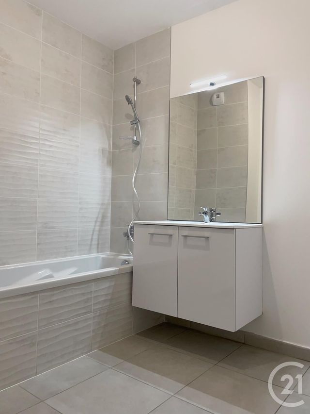 Appartement T3 à louer - 3 pièces - 63.02 m2 - CRUSEILLES - 74 - RHONE-ALPES - Century 21 Croisée Des Chemins